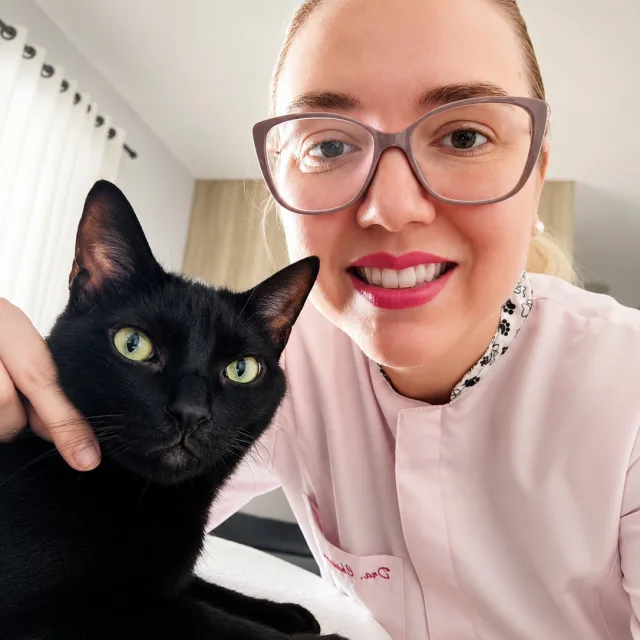 Dra. Chaiane com paciente felino